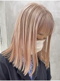 前髪あり切りっぱなしミディアムミルクティーベージュカラー