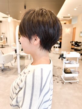 シシ 大宮(She 2.) 耳掛けショートボブ/襟足束感ショート/アッシュベージュ