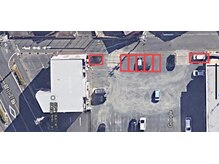 セカンド 鴨江店(2COND)の雰囲気（建物の後ろの赤い線のところが駐車場です！札と車輪止めが目印！）