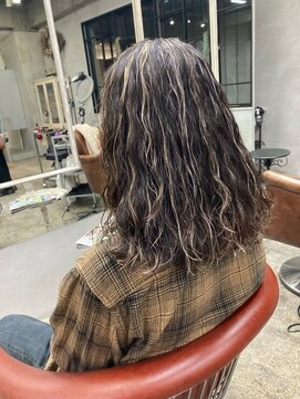 コニ(Coni) ハイライト×スパイラルパーマ