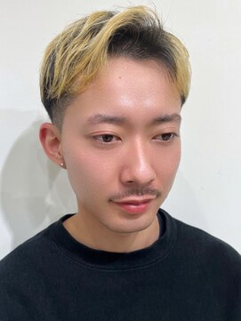 金髪ブリーチ ツーブロック アップバング メンズカット