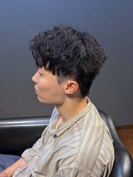 ビーダンディー(Bee dandy) ビジネスカジュアル クセ毛風ツーブロックショート