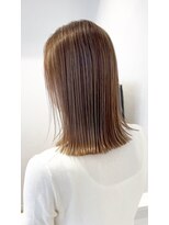 アイビー(Ivy)&nbsp;白髪ぼかしハイライト　ぱつっとボブ