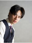 メンズセンターパートビジネスマンツーブロックスーツ刈り上げ