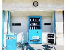 フロップニク(FLOPNIK)の雰囲気（自販機を思わせる入り口が目印◎）
