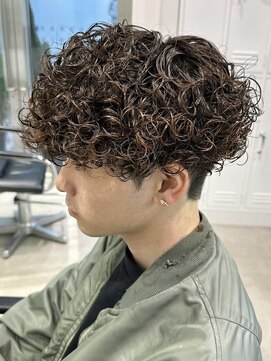 フィフス(fifth) 原宿メンズパーマプードルパーマセンターパート刈り上げ20代