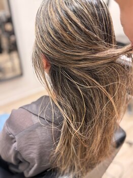 繊細ハイライトで今までにない垢抜けヘアに。地毛ハイライト、白髪ぼかしもおまかせ◎