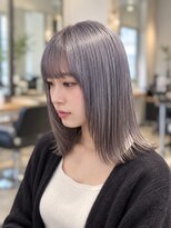 コタ 水戸(COHTA)&nbsp;透明感シルバーグレージュ×切りっぱなし外ハネミディ