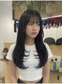 黒髪でも重くない韓国風艶髪ロングと小顔顔周りレイヤー