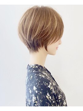 アンド ストーリーズ(&STORIES) 大人可愛い前髪ありひし形耳掛けクールショートボブ20代30代40代