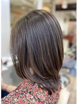 プラグ(Plug) ミディアムレイヤーカットアッシュブラウントリートメント30代