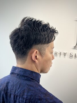 リバティシェアバーバー 銀座(LIBERTY SHARE BARBER) 【癖毛を活かす!】アップバングショート
