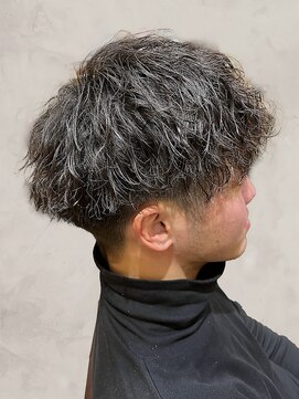 デネブ(Deneb) ツイスパ×縦落ちメンズパーマで個性を演出◎トレンドヘア