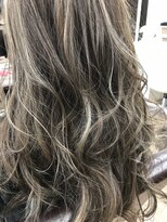 シード(Syead)&nbsp;☆バレイヤージュカラー☆ホワイトグレー×メッシュ【八王子】