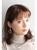 ストレートタッチに耳掛けで視線を集めて