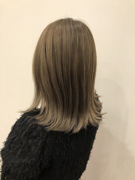 ニューカマー バイ ヘッドライト シブヤ(NEW COMER by HEADLIGHT shibuya) オリーブカラーくすみベージュ×くびれミディアム