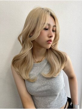 ブロンドヘア×くびれ