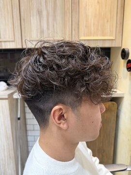 グルーマーズトウキョウ(GROOMER/S TOKYO) ブラウンカラー×スペインカール