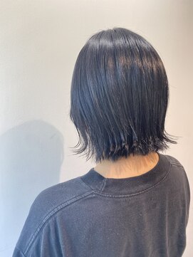イリ 梅田(ili) ブルーブラックボブ