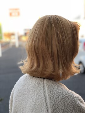 エミール(Emiile) ハイトーン×外はねミディ