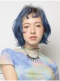 サファイアブルーオン眉バングボブレイヤーショート派手髪