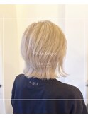 おしゃれ染めで白髪を楽しむ外ハネヘア/グレイヘア/ハイトーン