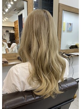 コモレビ(COMOREVI) ドーリーなツヤ髪ロング