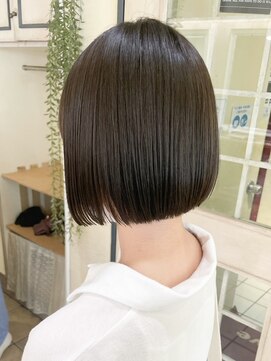 ヒビヲ(HIBIO) 切りっぱなしボブミディアムボブミルクティーベージュカラー横浜