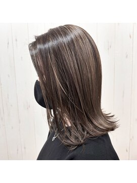 モスモ(mosmo) 細めハイライト×ミディアムスタイル