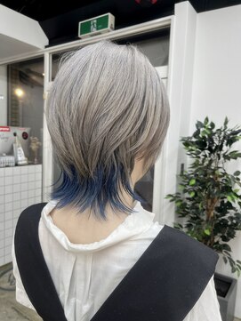 ネイビー(Navy) くびれウルフでインナーカラー