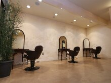 ジータヘアー 新越谷(GitaHair)の雰囲気（席間がゆったりとしていてリラックスできます）
