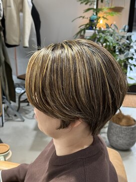 東京美粧 金町美容室　ハイライトグレーカラーのボブスタイル