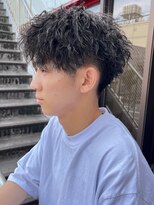 アイズ 海老名(AIZU)&nbsp;ツイストスパイラル センターパート ツイストパーマ 眉毛