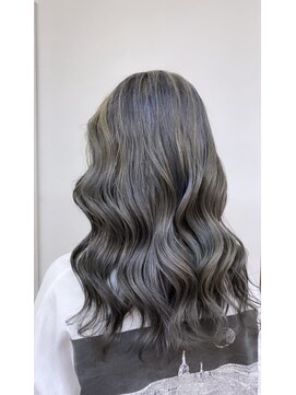 クオン 伊勢崎(QUON.) グレーカラー