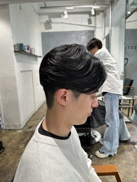 ネクストゼロ(NEXT zerO) くせ毛を生かしたセンターパートカット