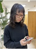 ミディアムパーマ_暗髪カラー＿ぱっつん前髪