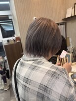 ヘアーメイク フィール ルア(FEEL Lua)&nbsp;透明感ばっちりシルバーグレー×ウルフカット