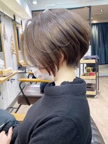 アヴァロン(AVALON)&nbsp;クールショートボブ・前下がり・アッシュグレージュ【BISA】