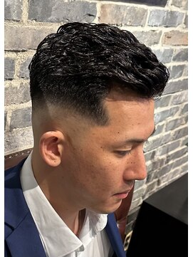 ミリオンバックス 御徒町店(Million Backs) アイロンパーマ/スキンフェード/ビジネスカジュアル<理容室>