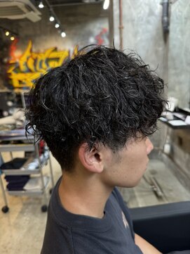 カーニー 上野(kearny) ツイストスパイラルパーマ縦落ちパーマメンズ波巻きパーマ