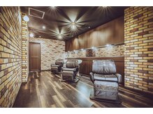 フラットなシャンプー台で足をのばしてお寛ぎください♪