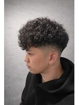 ワンワンオー バーバーショップ 長浜店(@110 BARBER SHOP)&nbsp;スペインカール×スキンフェードで作る、圧倒的ボリューム感