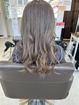 ヘアアンドメイク ムーア(Muuua) アッシュベージュカラー
