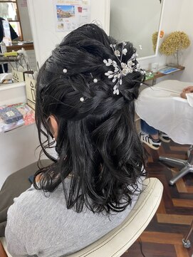 ヘアーアンドメイクアップモパ ハーフアップ