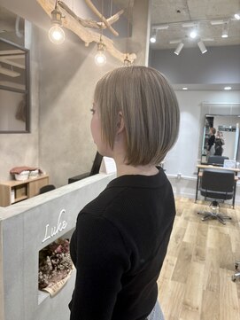 ルーク バイ ヘアーポケット(Luke by hair pocket) ホワイトブロンドとショートウルフ