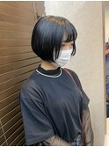 夏はバッサリショートボブ&艶髪ブルーブラック