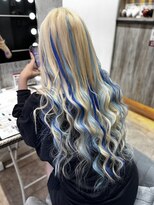 ヘアーグランデシーク(Hair Grande Seeek)&nbsp;ホワイトブロンド【水色メッシュ×青色メッシュ】