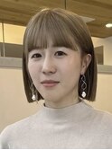 グレージュ切りっぱなしボブ前髪ありミニボブミルクティベージュ