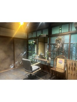 築100年の古民家を改装し、静かな庭園を眺めながらくつろげ、1人だけの癒しの空間を楽しめます♪