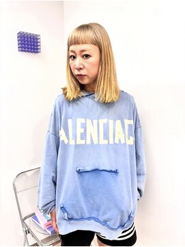 イラカ(elaka) ハイトーンベージュ×ブリーチカラー×ミディアムボブ